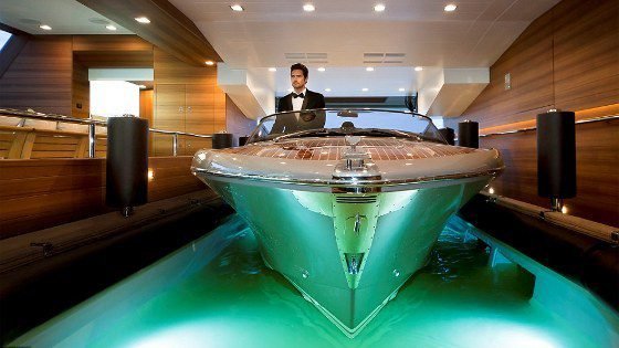 J'ade, l'unique yacht au monde équipé d'un garage flottant
