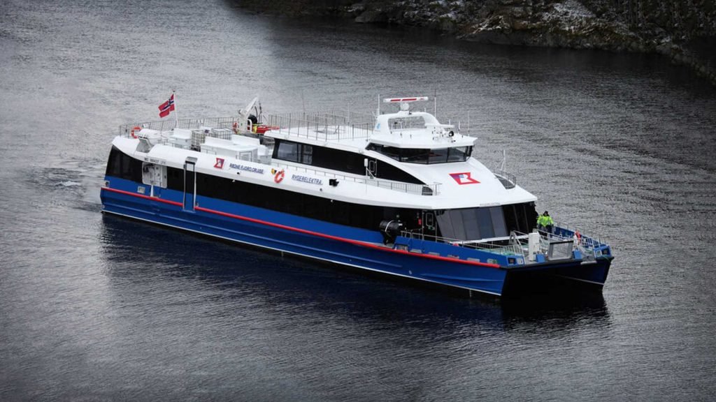 Sailing-Stream.fr ⚓ Rencontrez le ferry électrique le plus rapide au monde avec une batterie massive de 2 MWh ⚓ Péniches