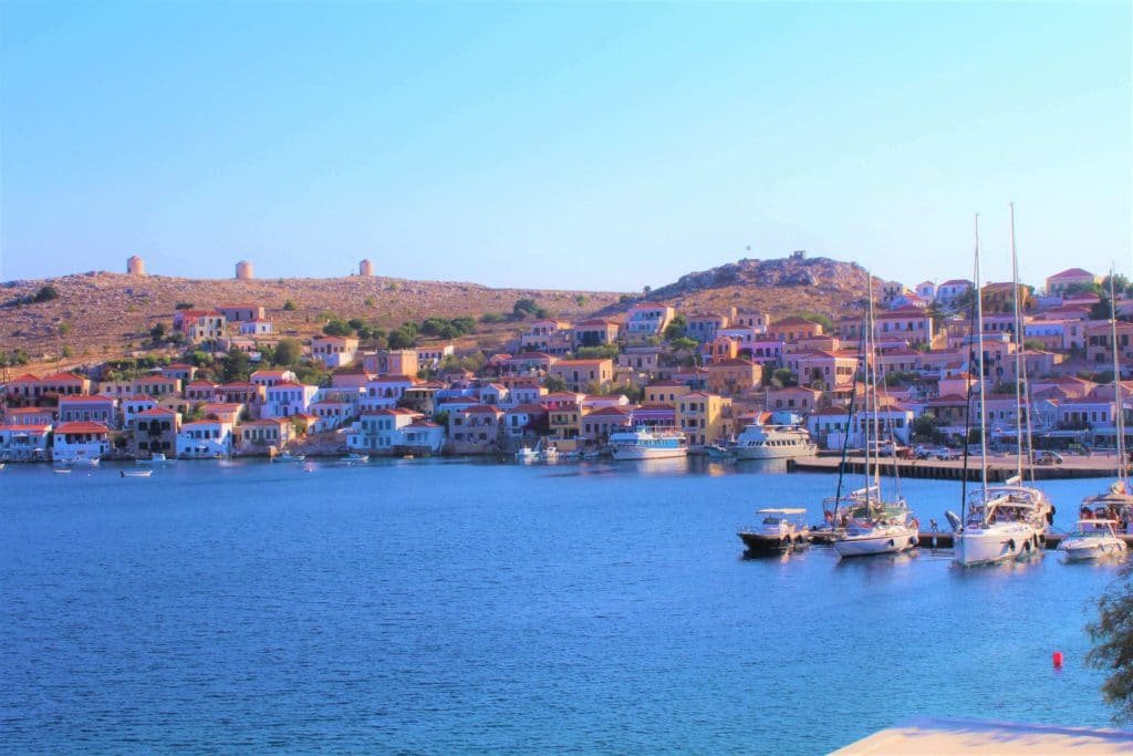 Sailing-Stream.fr ⚓ Une escapade magique sur l'île égéenne de Halki ⚓ Catamarans