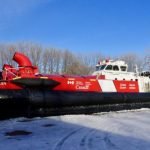 Comment un aéroglisseur de la Garde côtière canadienne brise la glace sans la toucher