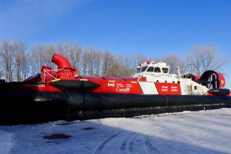 Sailing-Stream.fr ⚓ Comment un aéroglisseur de la Garde côtière canadienne brise la glace sans la toucher ⚓ Aéroglisseurs