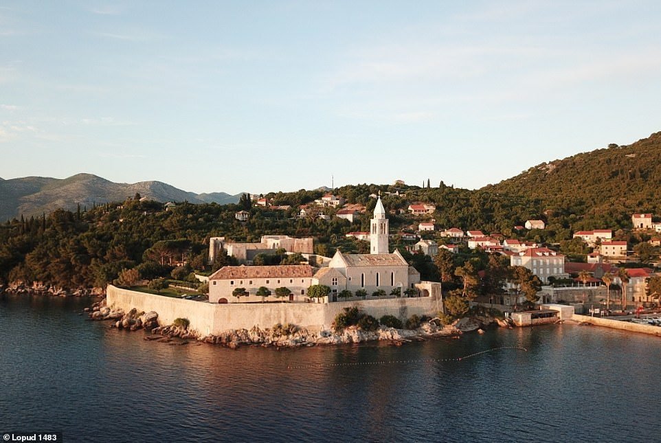 Sailing-Stream.fr ⚓ Vacances en Croatie : le monastère insulaire qui est maintenant un hôtel rappelant un décor de Game of Thrones ⚓ Bateaux à moteur