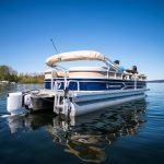 Le nouveau ponton électrique de GM vous permet, à vous et à vos amis, de naviguer sur un lac sans émissions | Pure Watercraft