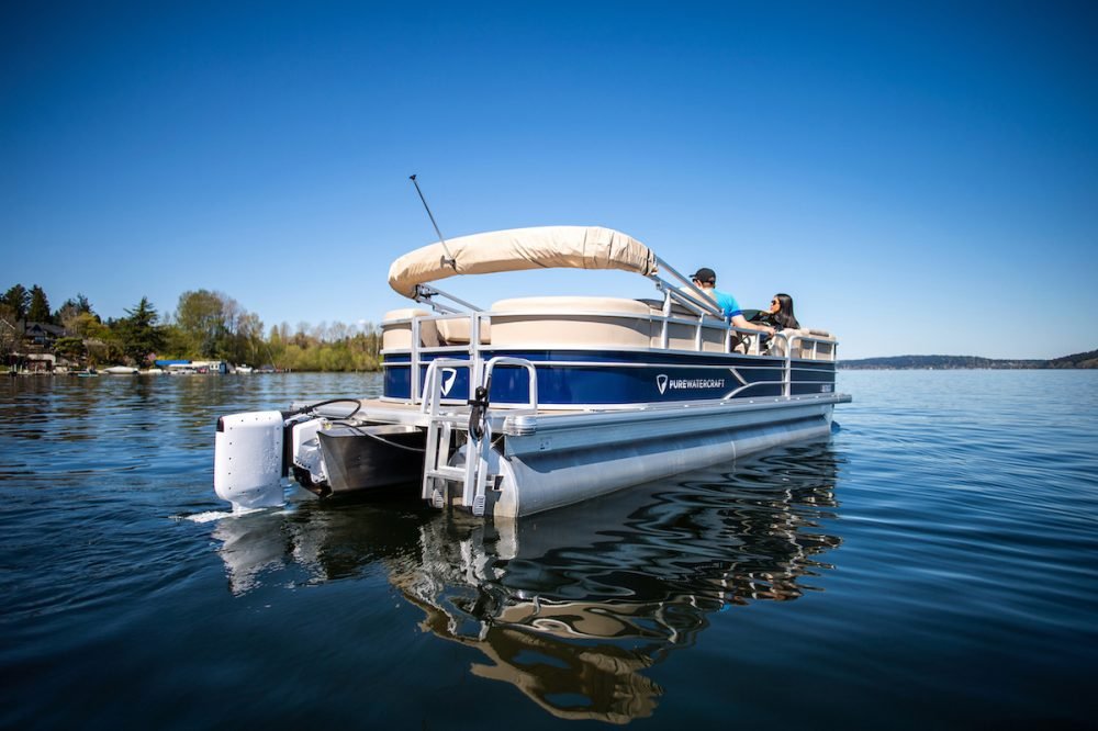 Sailing-Stream.fr ⚓ Le nouveau ponton électrique de GM vous permet, à vous et à vos amis, de naviguer sur un lac sans émissions | Pure Watercraft ⚓ Bateaux à moteur