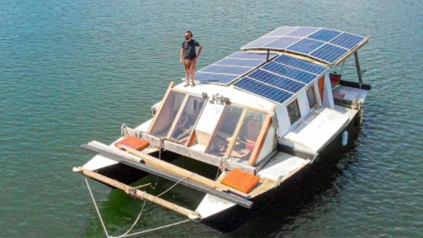 Sailing-Stream.fr ⚓ Un voilier des années 70 a retrouvé une nouvelle vie en tant que maison flottante à énergie solaire ⚓ Catamarans