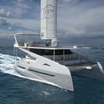 Le yacht solaire Zen50 est équipé d'une wingsail qui augmente la vitesse et l'autonomie.